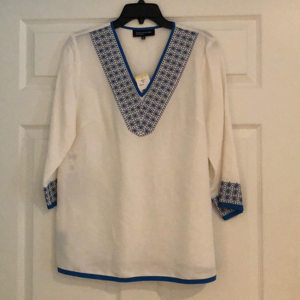 White 3/4 sleeve top with blue embroidery